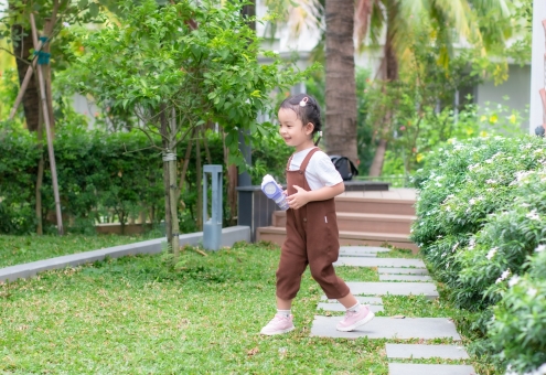 NỤ CƯỜI CỦA BÉ TỎA SÁNG CẢ KHU VƯỜN
